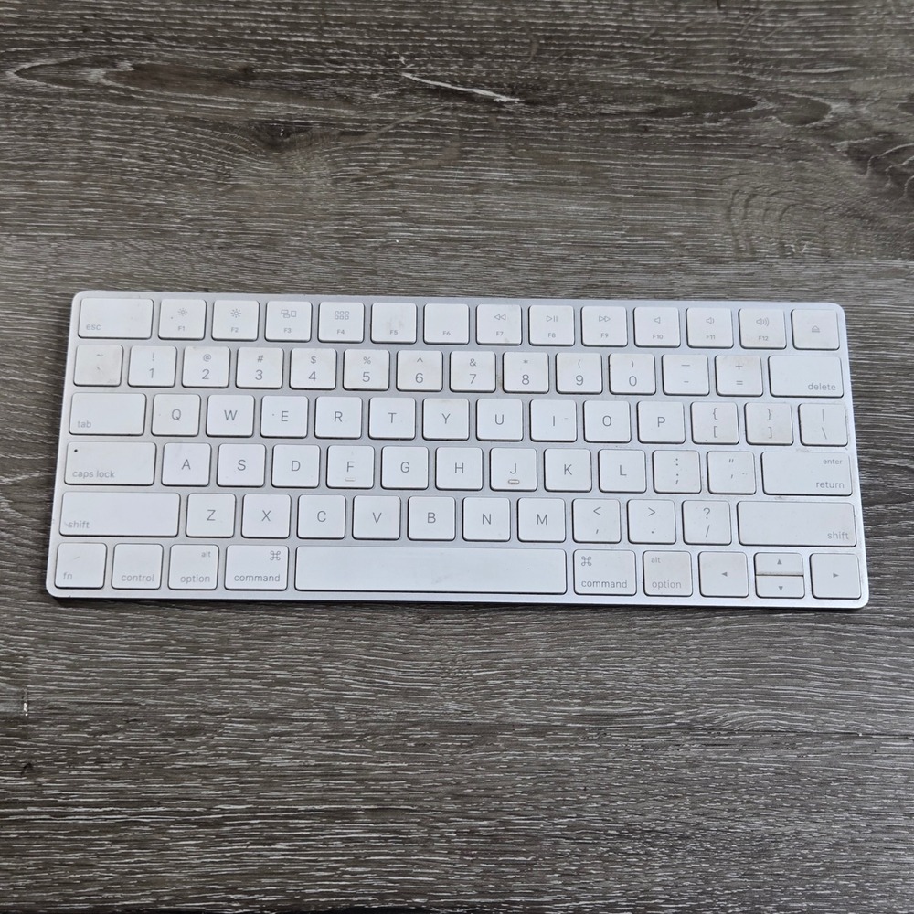 Apple Magic Keyboard Wireless Bluetooth Silver White A1644 MLA22LL/A Needs Batt